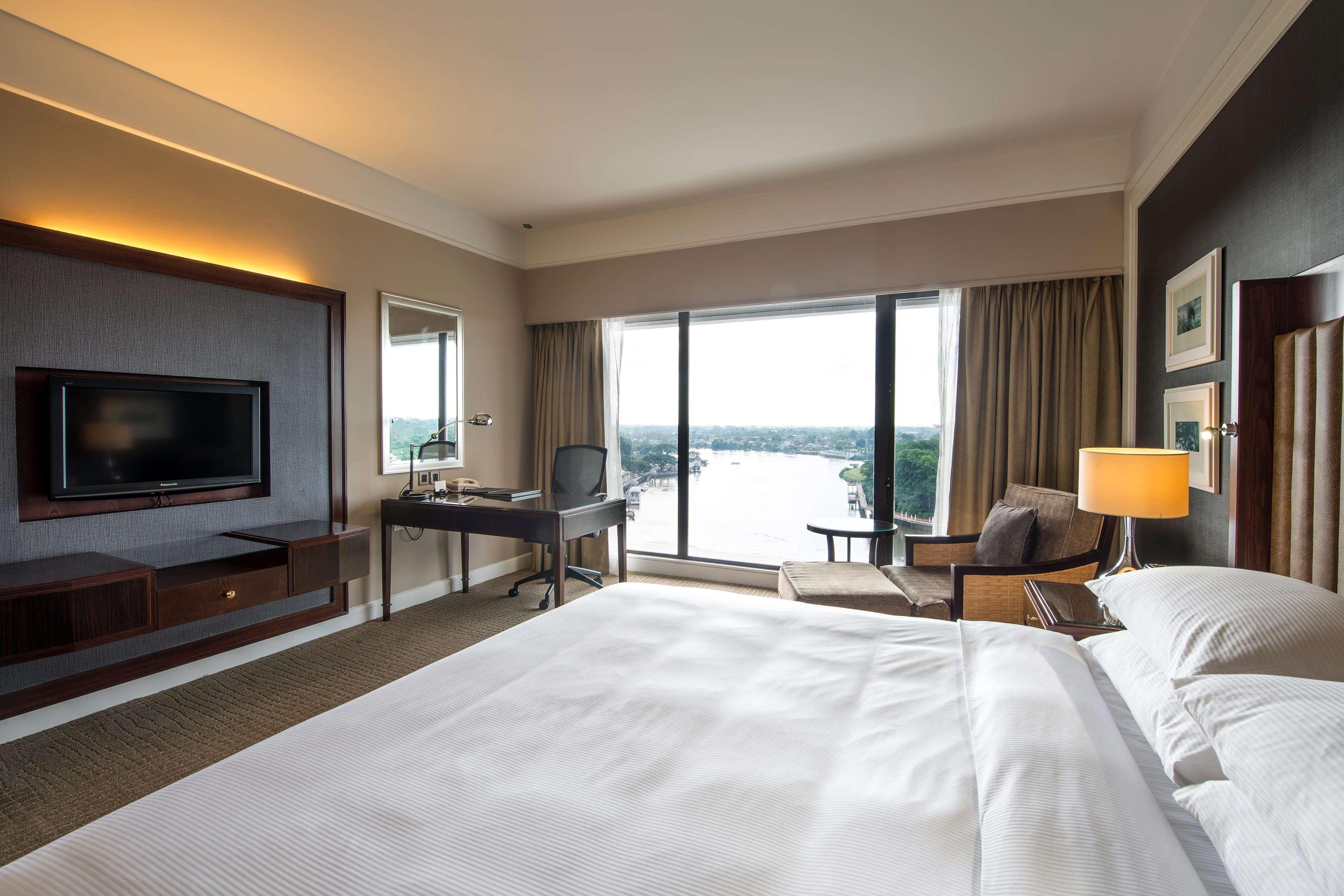 Hilton Kuching Hotel Экстерьер фото